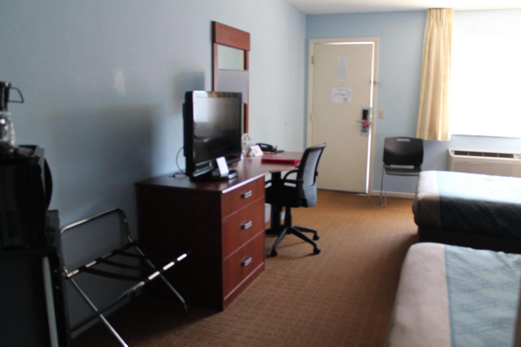 Econo Lodge Inn&Suites South Sandusky Esterno foto